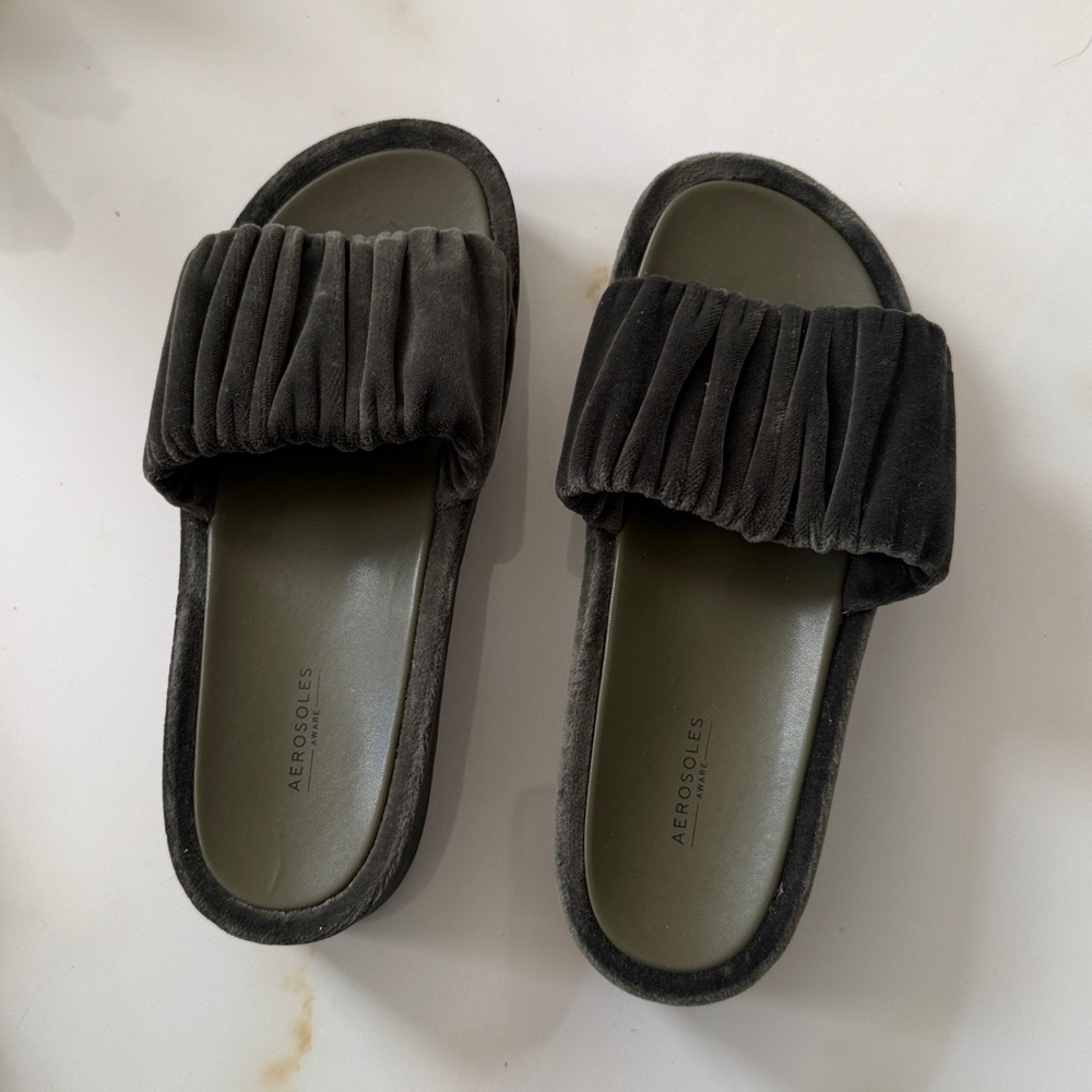 AEROSOLES Velour Slides